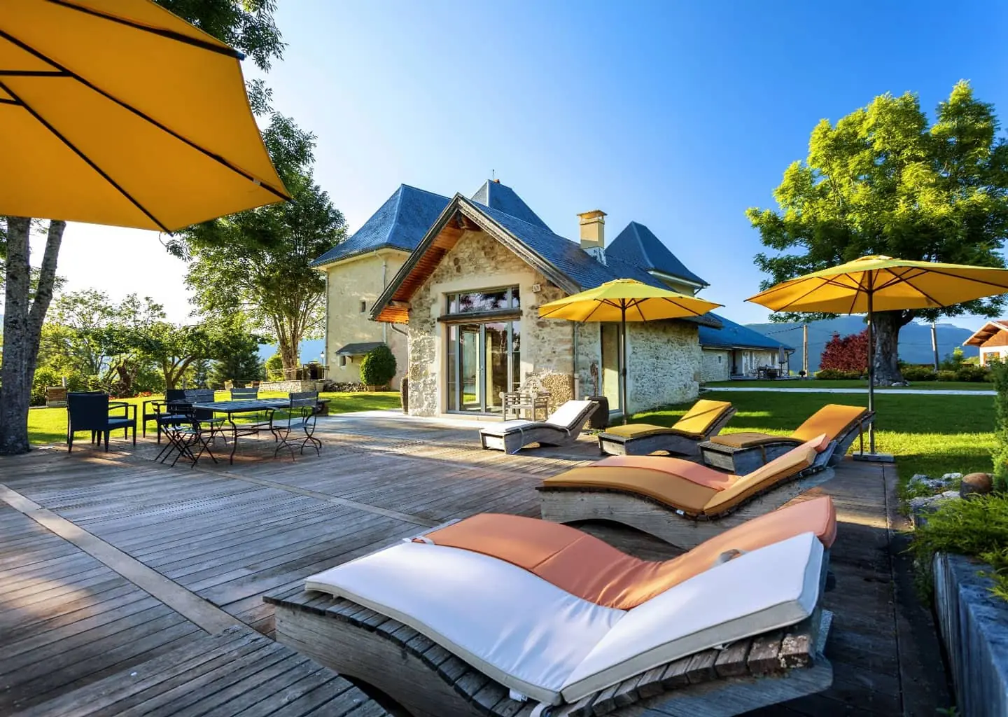 Terrasse en bois du domaine du Château des Girards